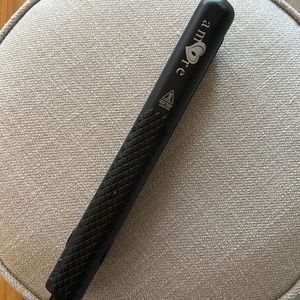 Ceramic flat iron heats up to 460 degrees and includes mountable holder